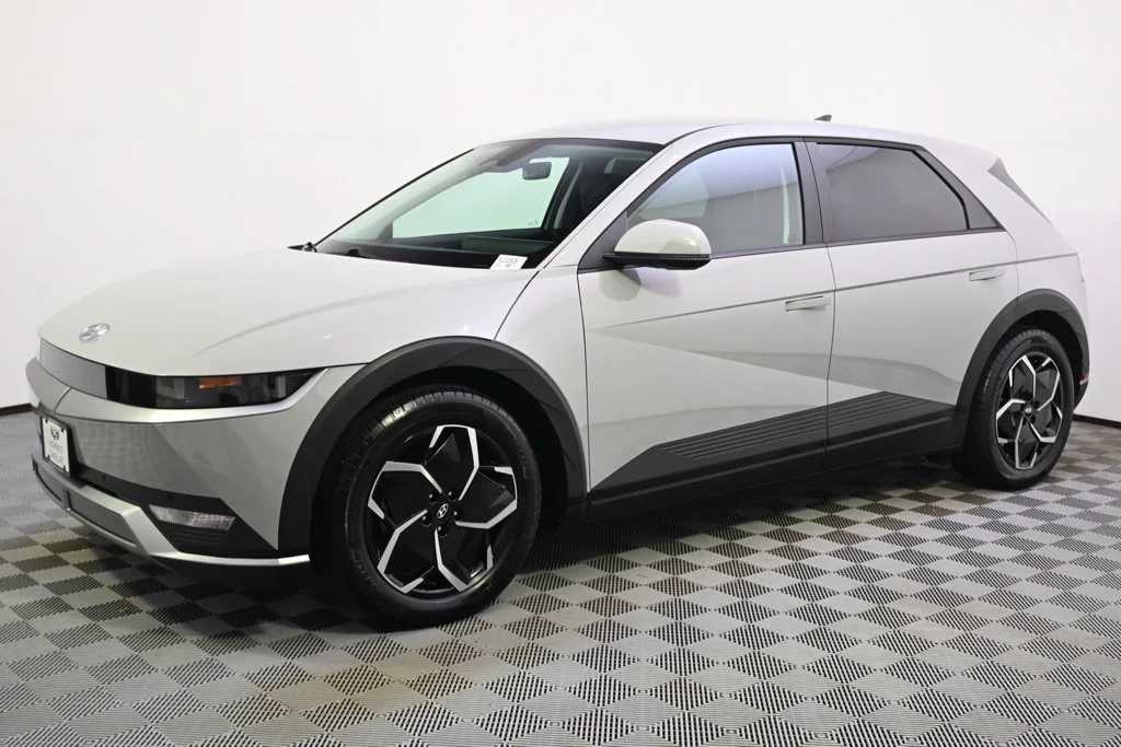 Used 2023 Grey Hyundai SEL image 2
