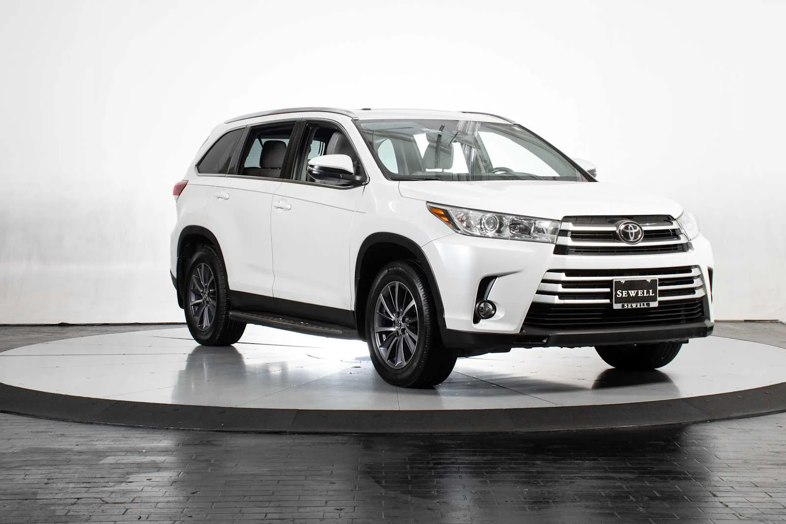 Used 2019 Blizzard Pearl Toyota XLE image 8