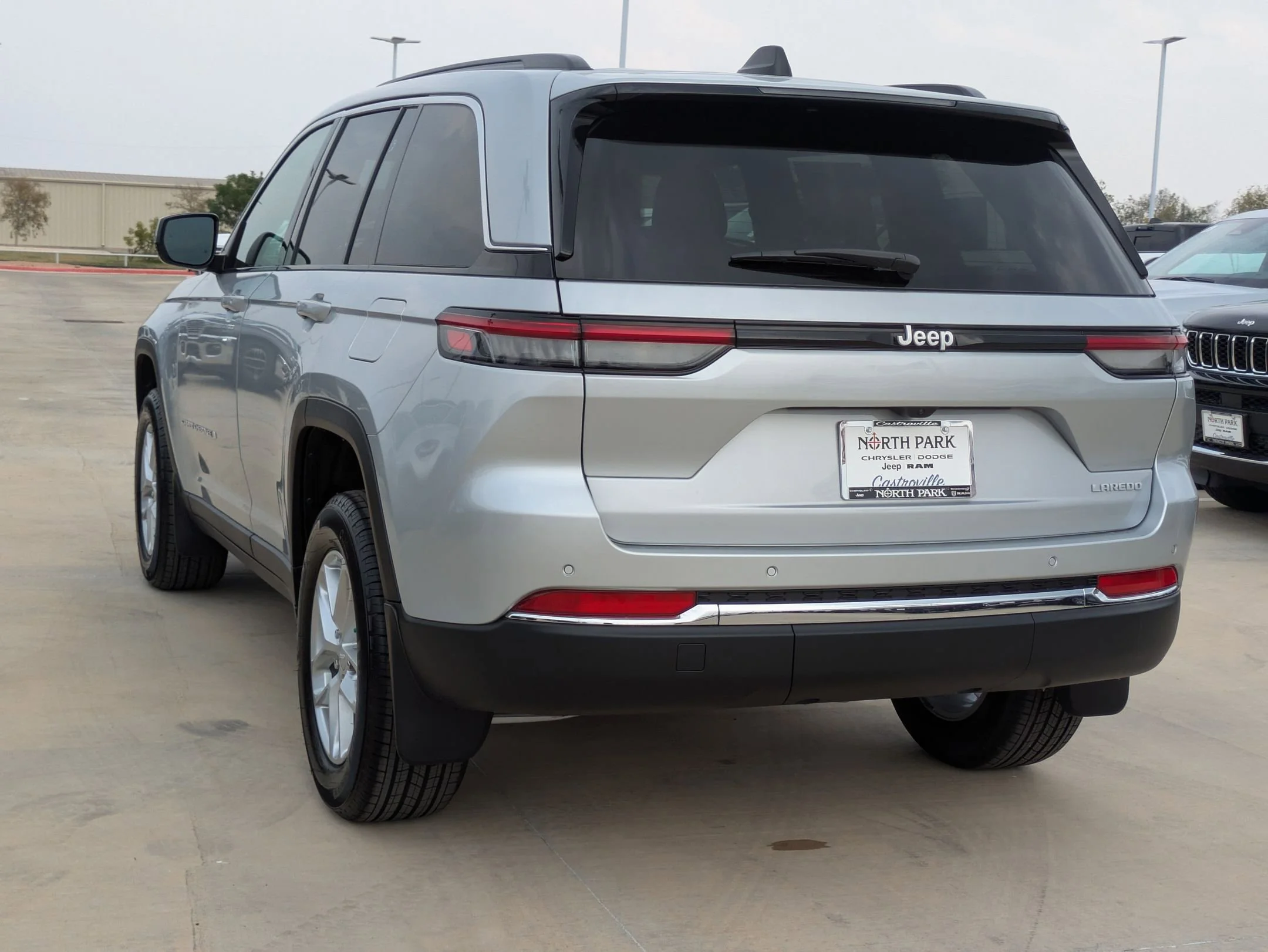 New 2025 Silver Zynith Exterior Paint Jeep Laredo image 5