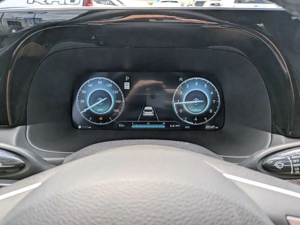 Used 2025 White Hyundai SEL Premium image 29