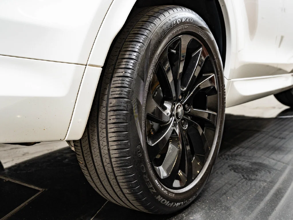 Used 2023 Fuji White Land Rover SE R-Dynamic image 51