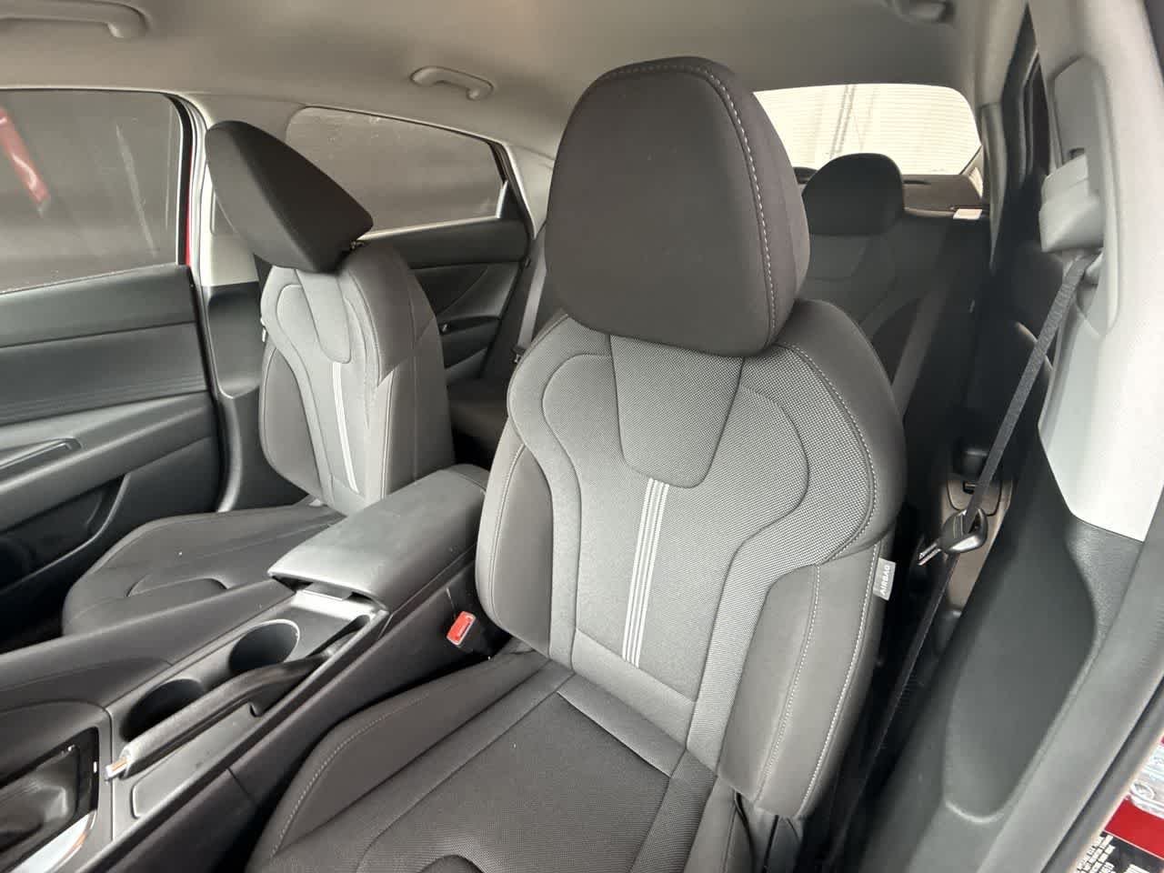 2025 Hyundai Elantra SE - Photo 14