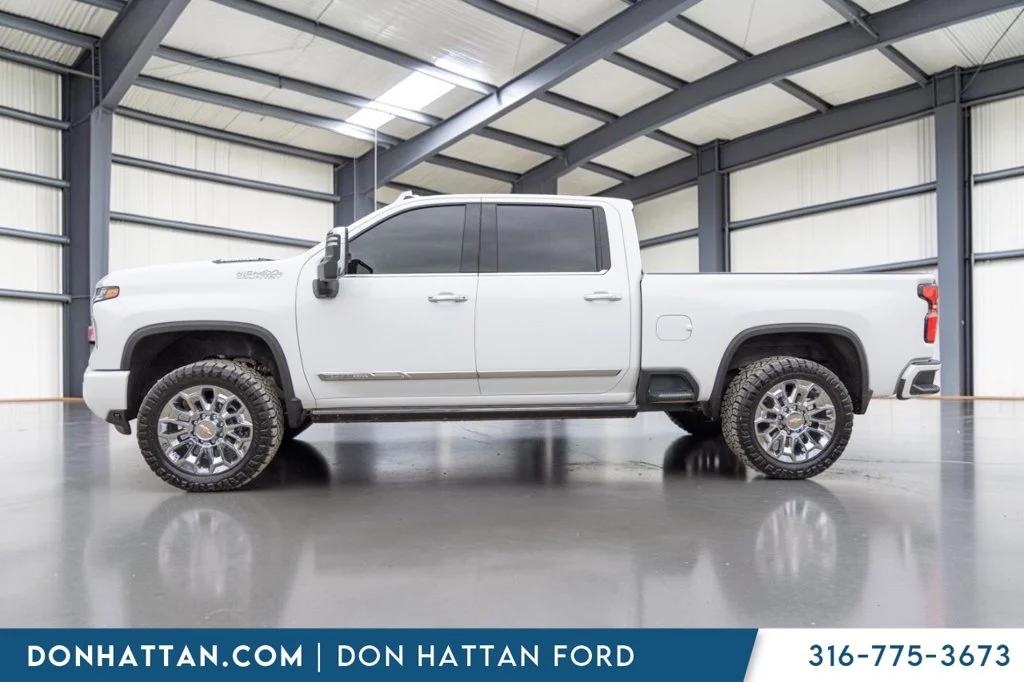Used 2025 White Chevrolet High Country image 3
