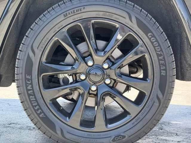 Used 2019 Black Jeep Altitude image 3