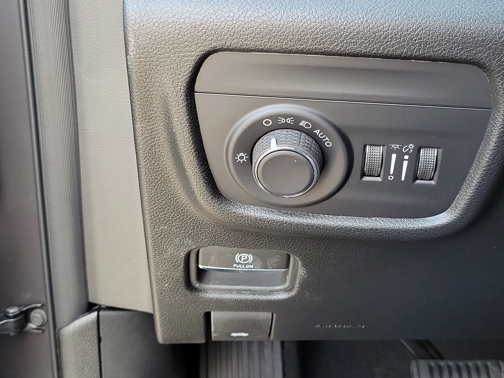 New 2026 Baltic Gray Metallic Clear-Coat Exterior Paint Jeep Altitude image 8