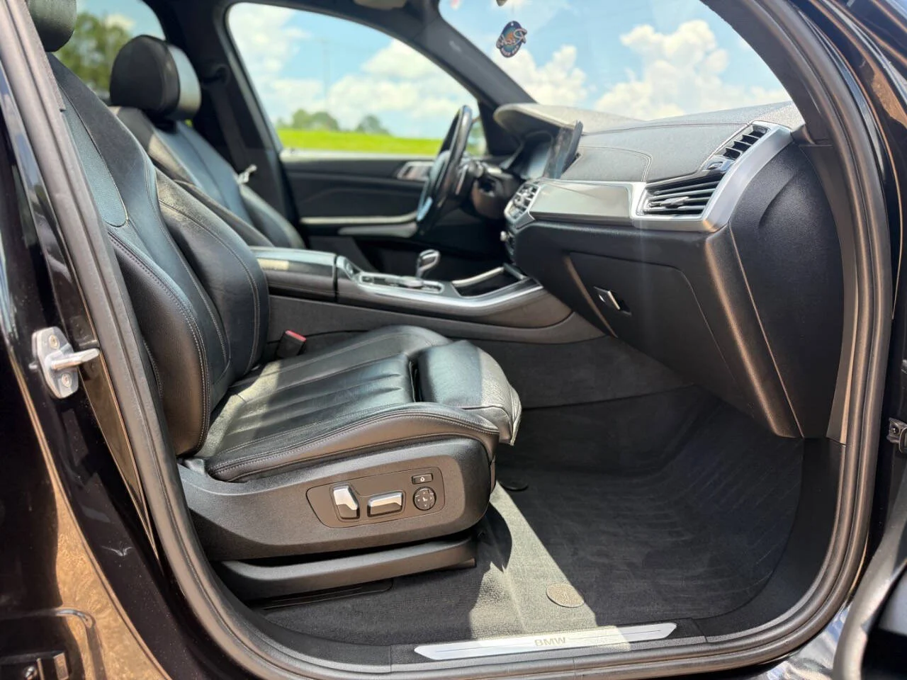 Used 2019 Black BMW xDrive40i AWD 4dr Sports Activity Vehicle image 14