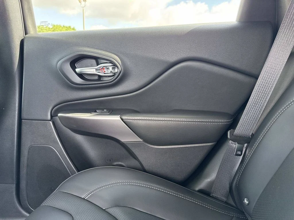 Certified Used 2019 Crystal Metallic Jeep Limited image 16