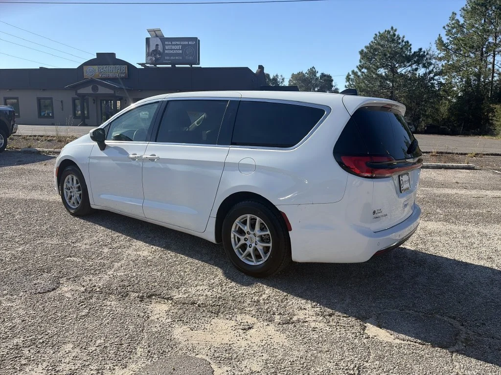 Used 2023 White Chrysler Touring L image 4