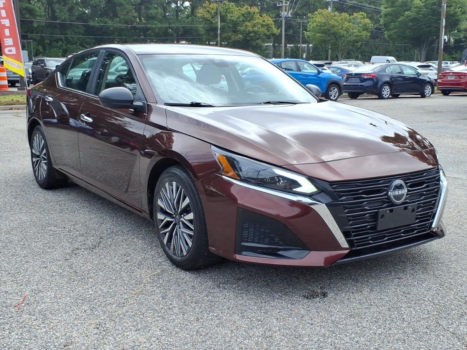 Used 2024 Garnet Pearl Metallic Nissan 2.5 SV image 5