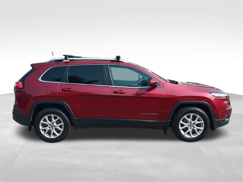 Used 2016 Deep Cherry Red Crystal Pearlcoat Jeep Latitude image 8