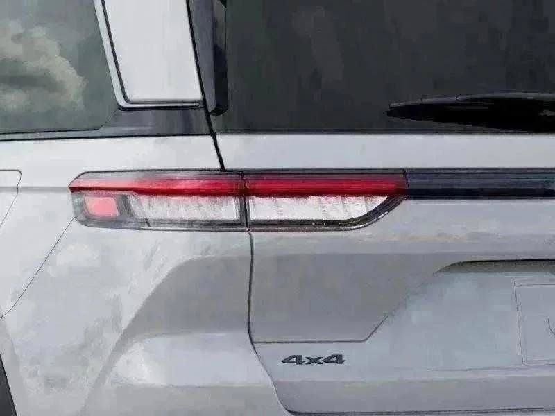 New 2026 Bright White Clear-Coat Exterior Paint Jeep Altitude image 62