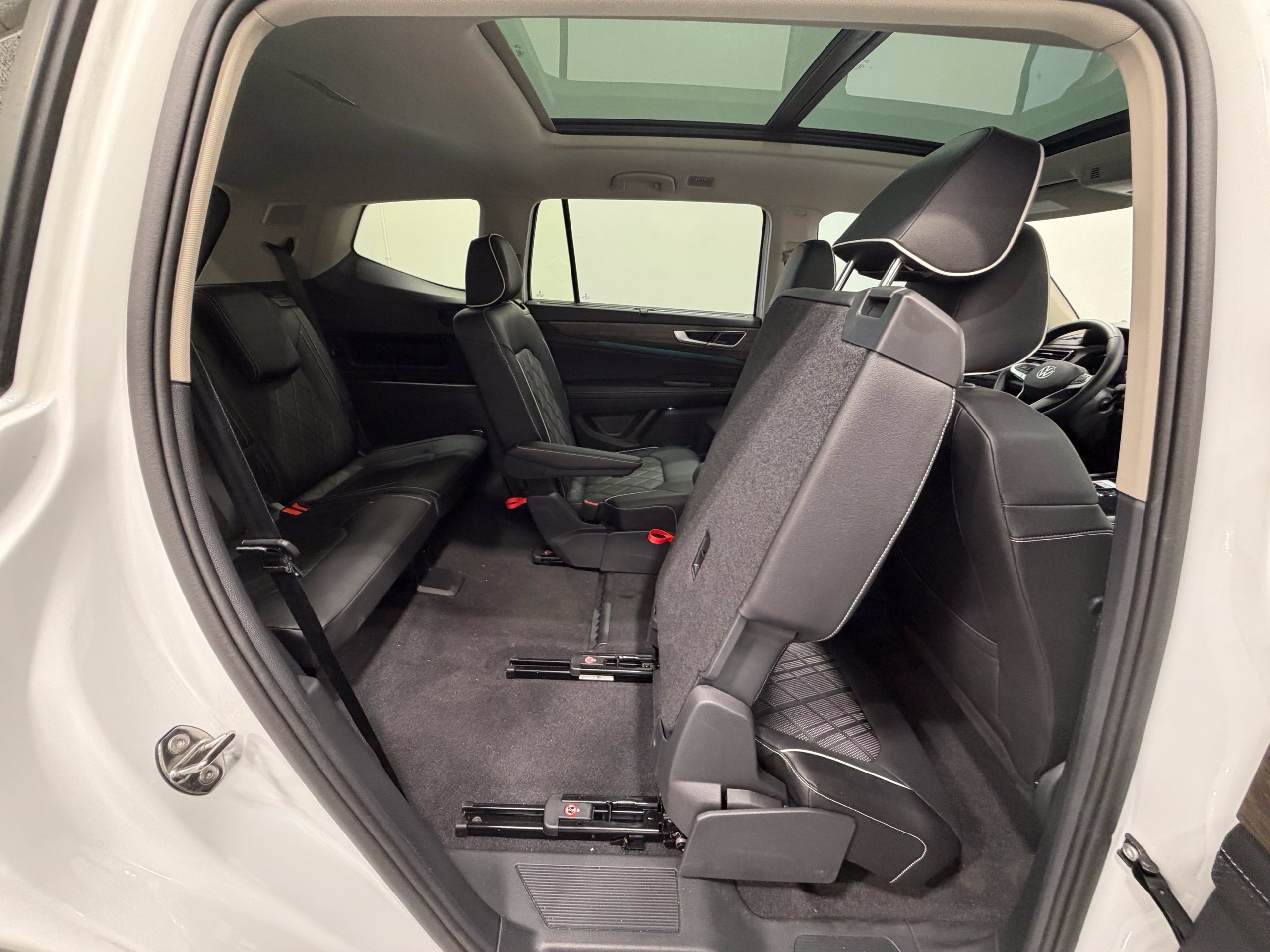 2025 Volkswagen Atlas SEL Premium R-Line - Photo 30