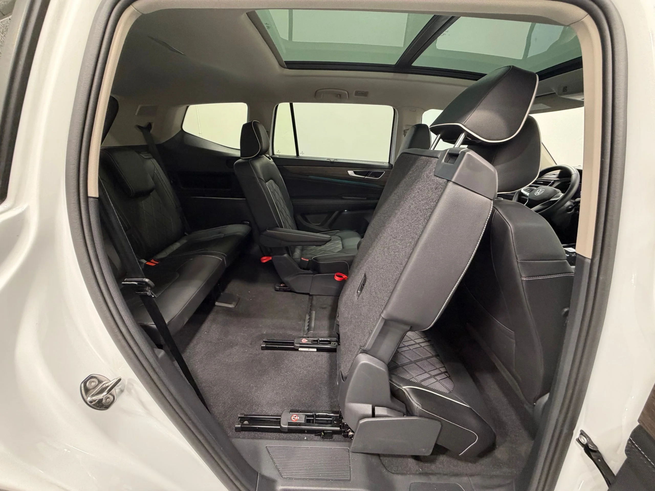 2025 Volkswagen Atlas SEL Premium R-Line - Photo 30