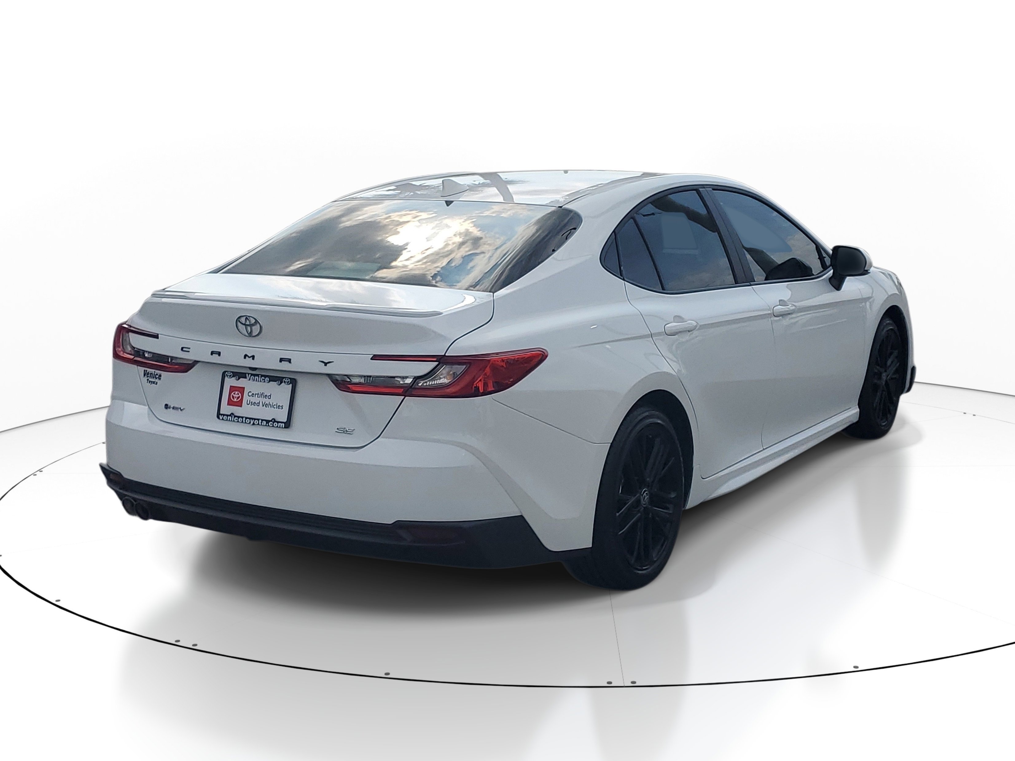 Used 2025 Ice Cap Toyota SE image 5