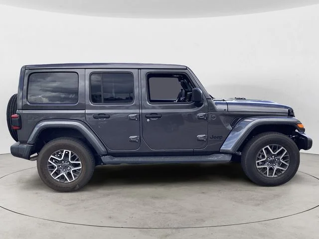Used 2025 Granite Crystal Metallic Clearcoat Jeep Sahara image 6