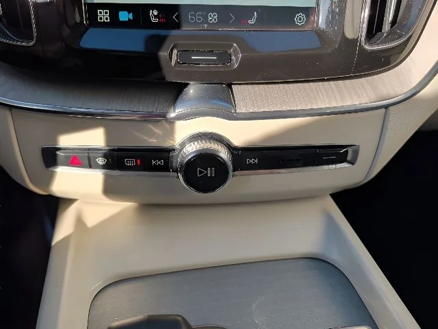 Used 2024  Volvo B5 Plus Dark Theme image 25