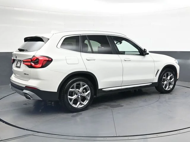 Used 2024  BMW xDrive30i image 4