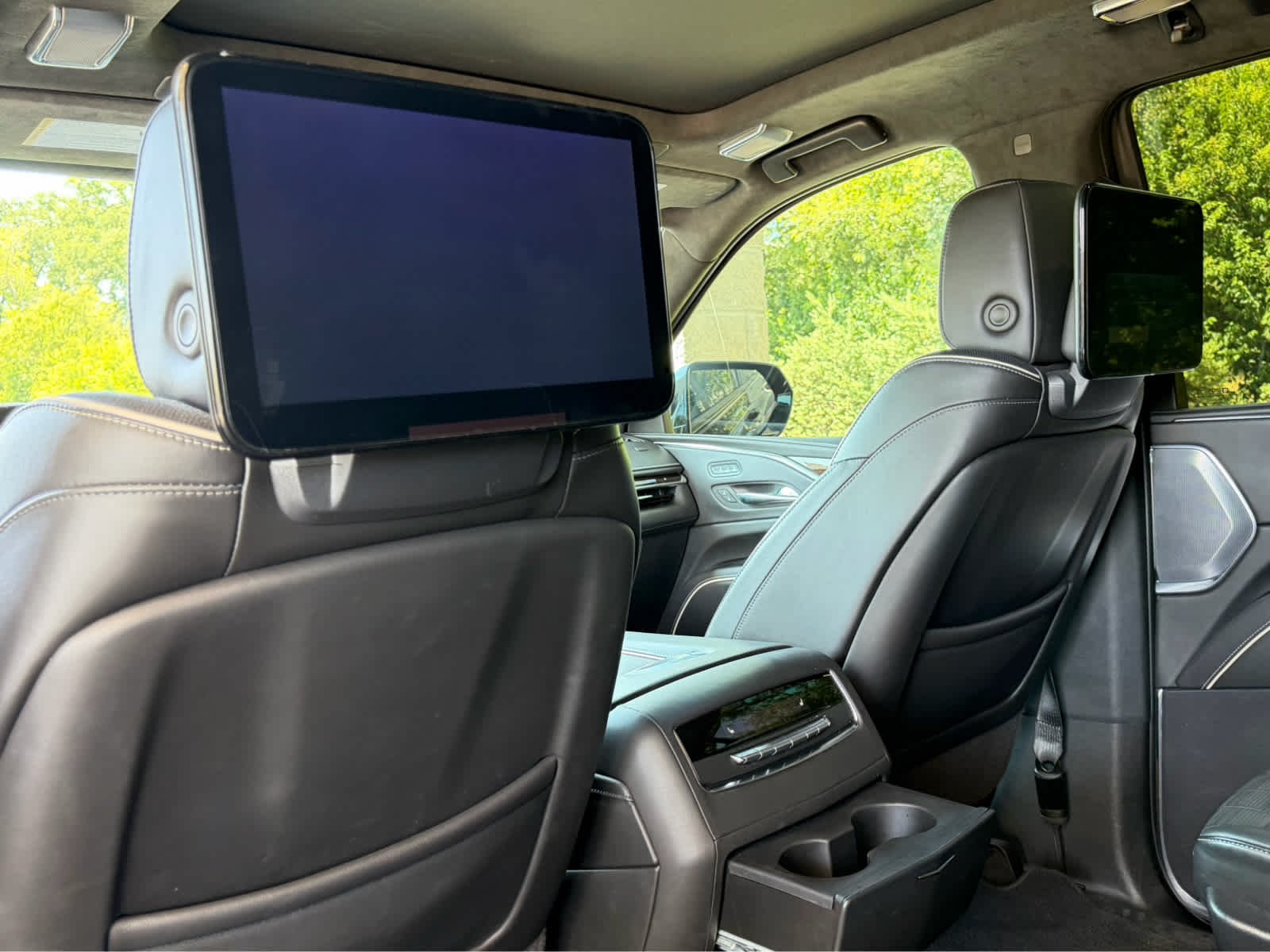 Used 2022 Black Raven Cadillac Sport Platinum image 17