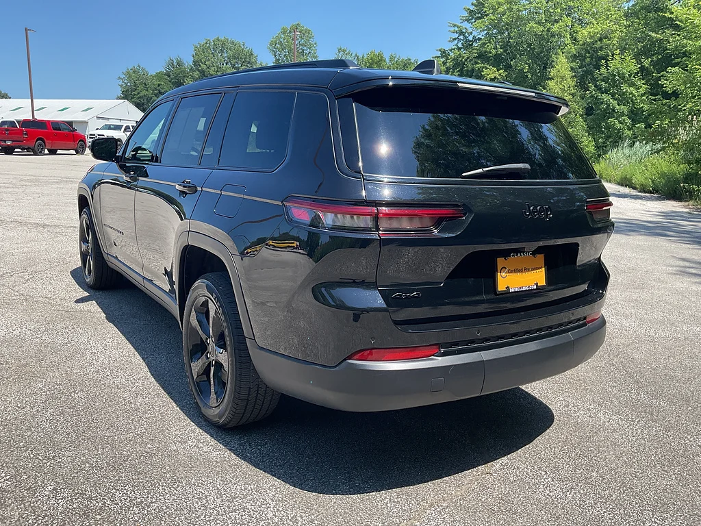 Certified Used 2024 Diamond Black Crystal Pearl Coat Jeep Altitude X image 7