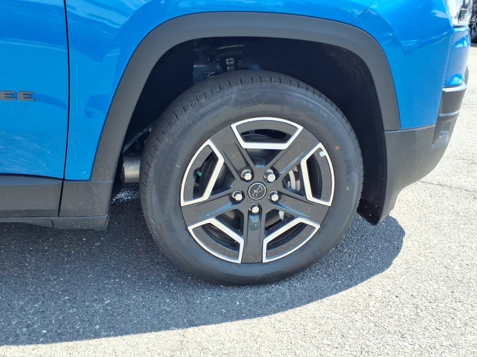 New 2026 Hydro Blue Pearl-Coat Exterior Paint Jeep Laredo image 12