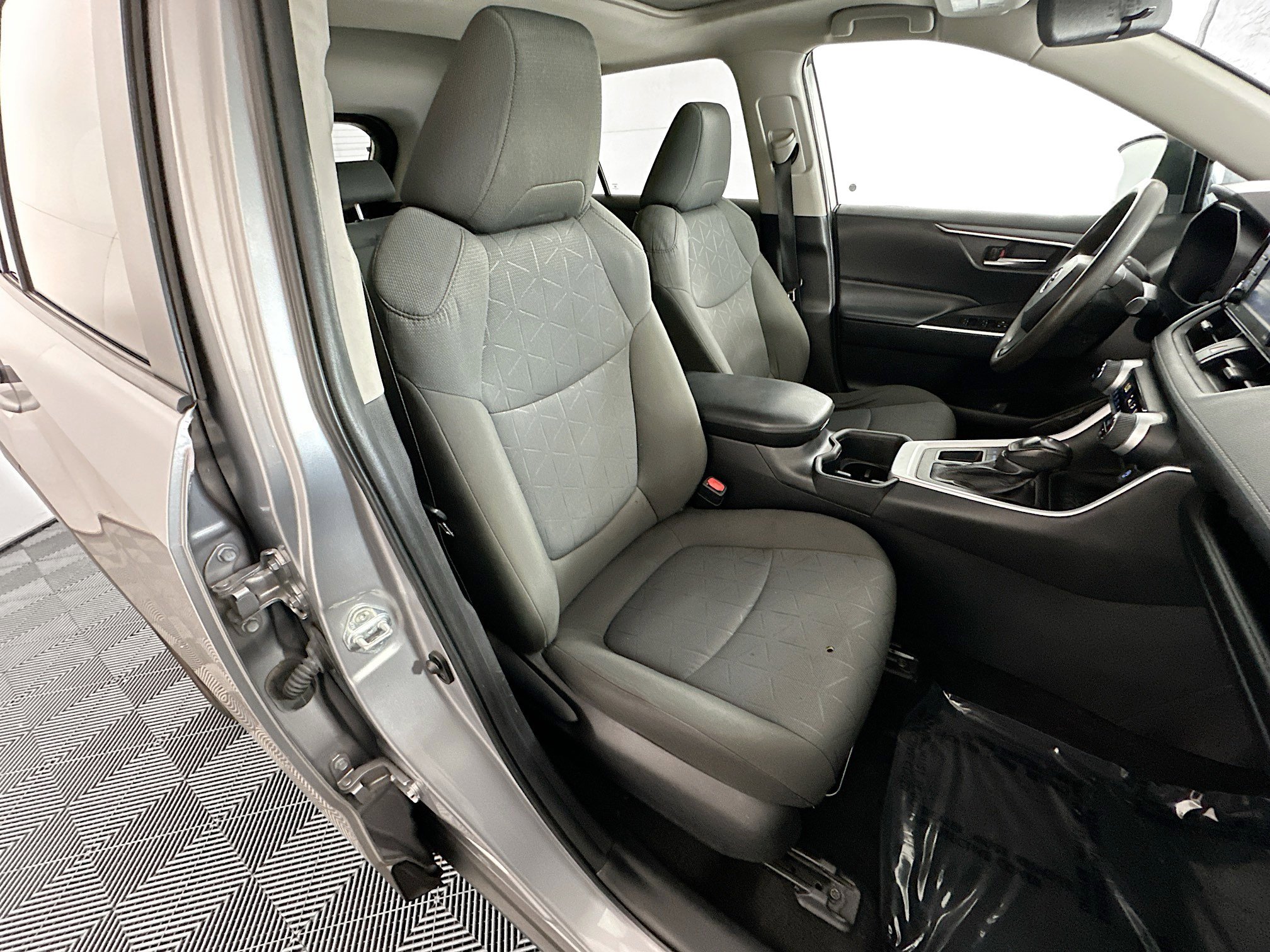 Used 2022 Silver Sky Metallic Toyota XLE image 28