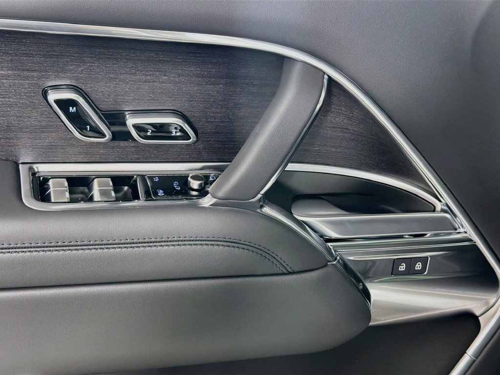 New 2027 Fuji White Land Rover SE image 18