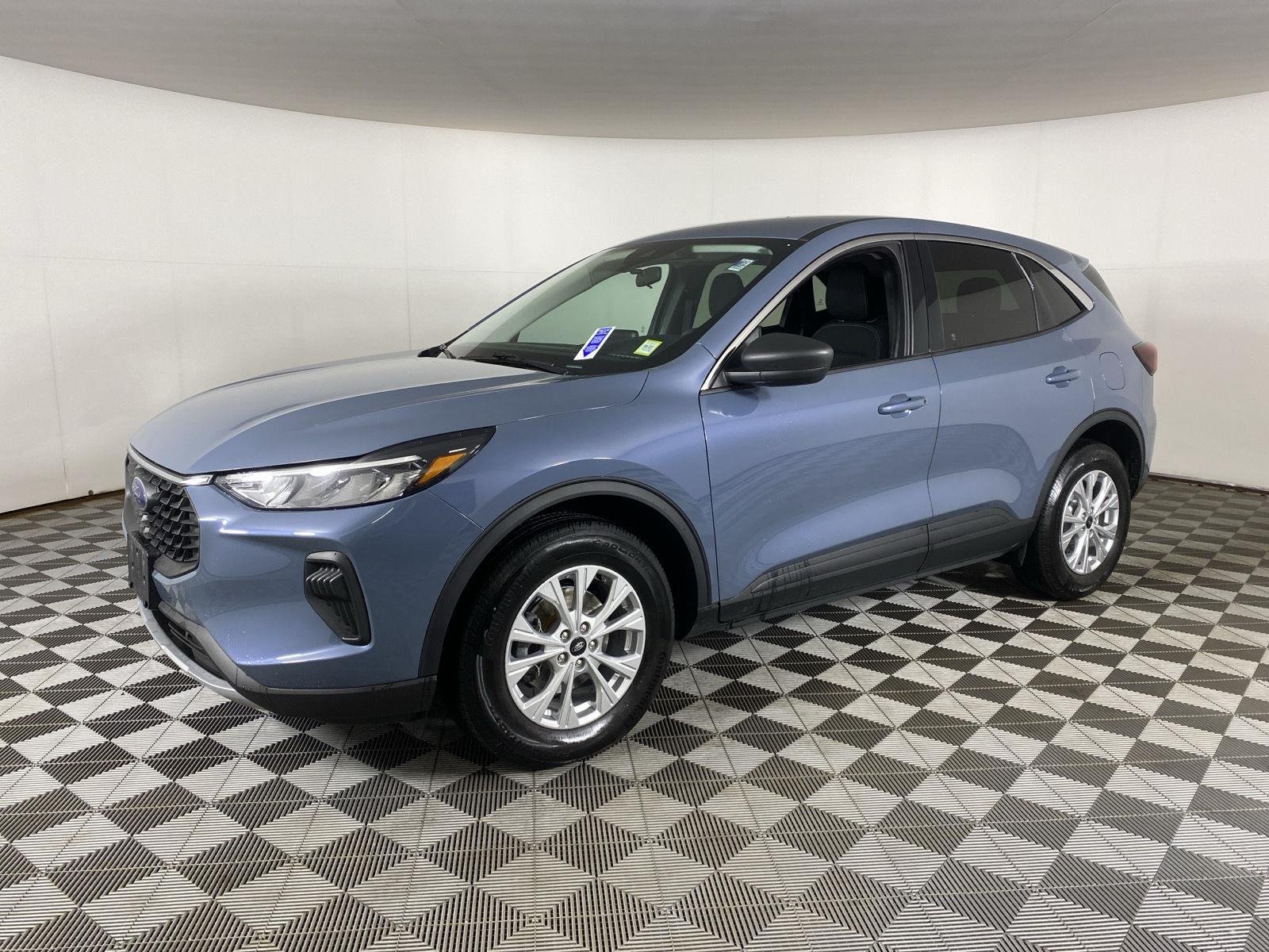 Used 2023 Vapor Blue Ford Active image 3
