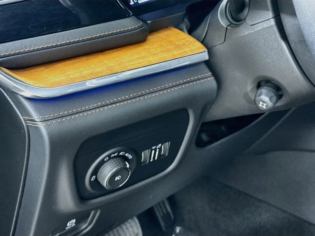 Used 2023 White Jeep Summit image 10