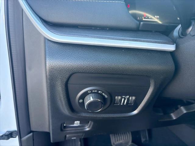 New 2026 Bright White Clear-Coat Exterior Paint Jeep Altitude image 20