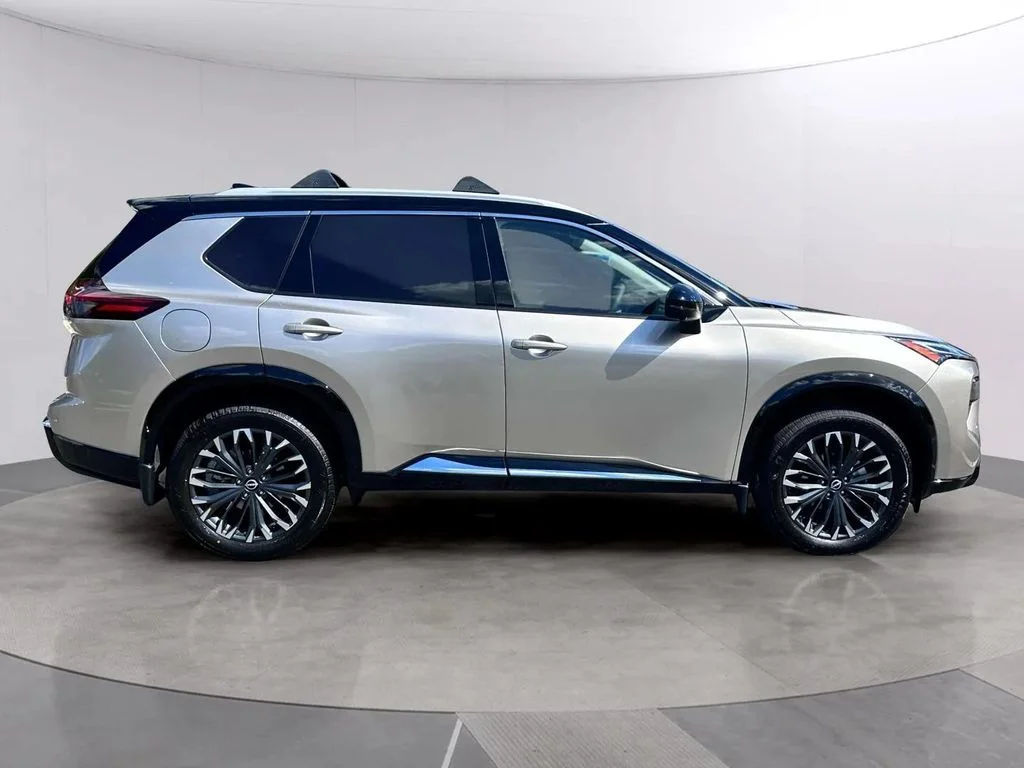 New 2026 Champagne Silver Metallic / Super Black Two-tone Nissan Platinum image 2