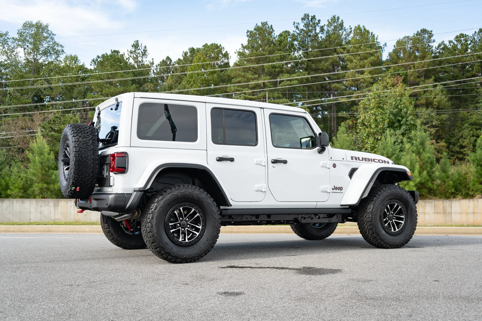 New 2027 Bright White Clear-Coat Paint Jeep Rubicon X image 20