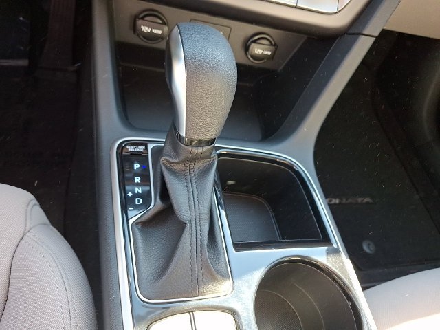Used 2018 White Hyundai SE image 14