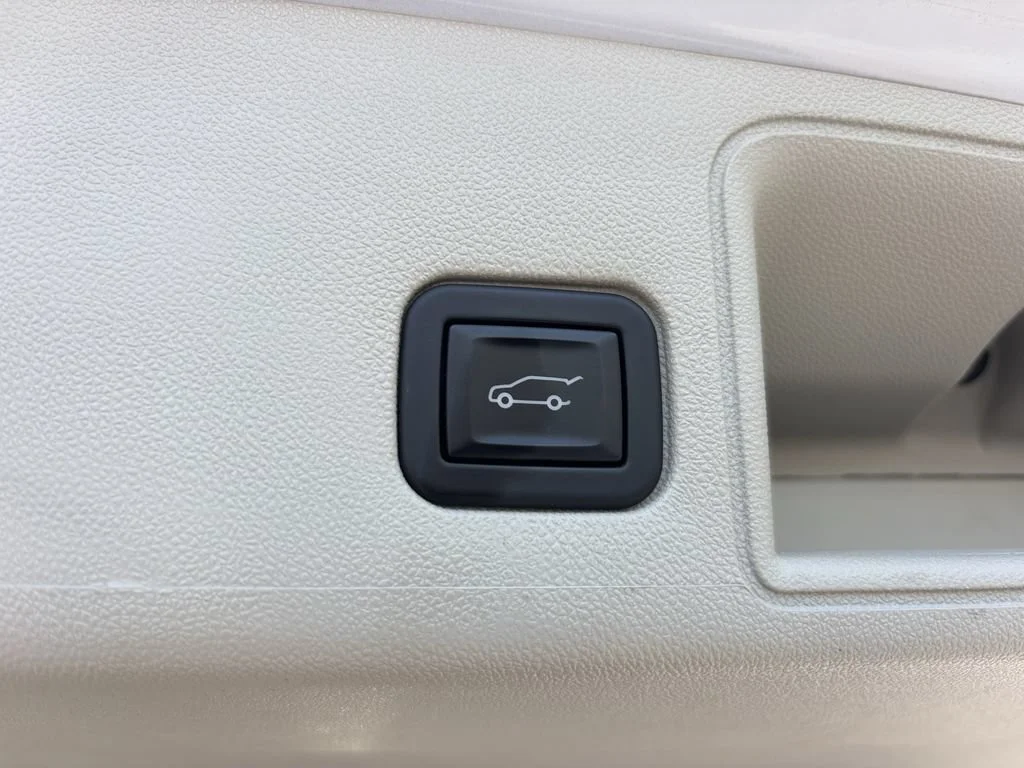Used 2023 WHITE FROST TRICOAT GMC Denali image 19