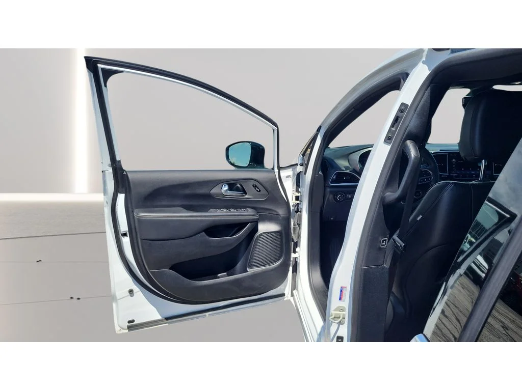 Used 2025 Bright White Clearcoat Chrysler Select image 19