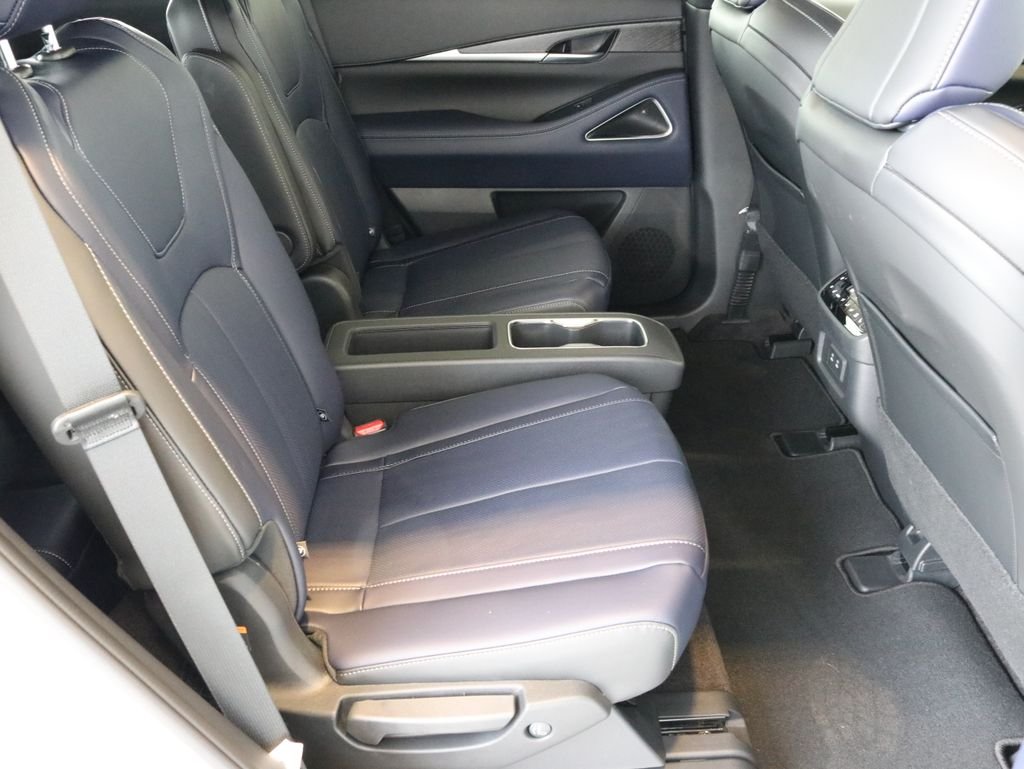 New 2026 2T RAD WHT INFINITI Sport AWD image 41