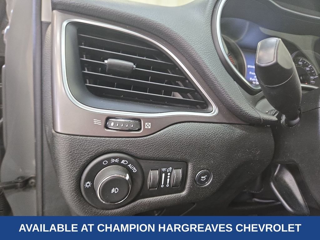 Used 2021 Gray Clearcoat Jeep Latitude Lux image 23