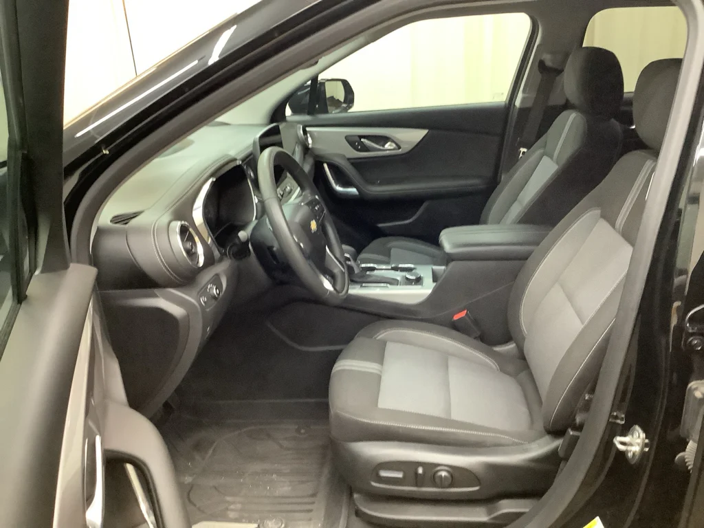 Used 2023 BLACK Chevrolet LT image 14