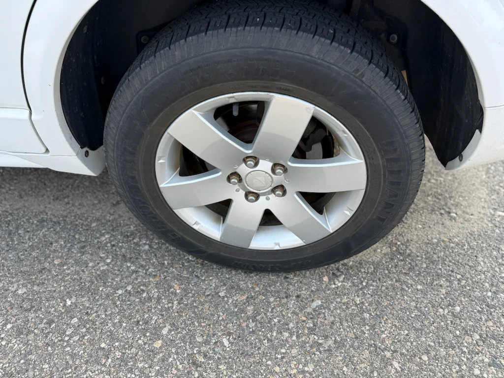Used 2008 Polar White Saturn XR image 9