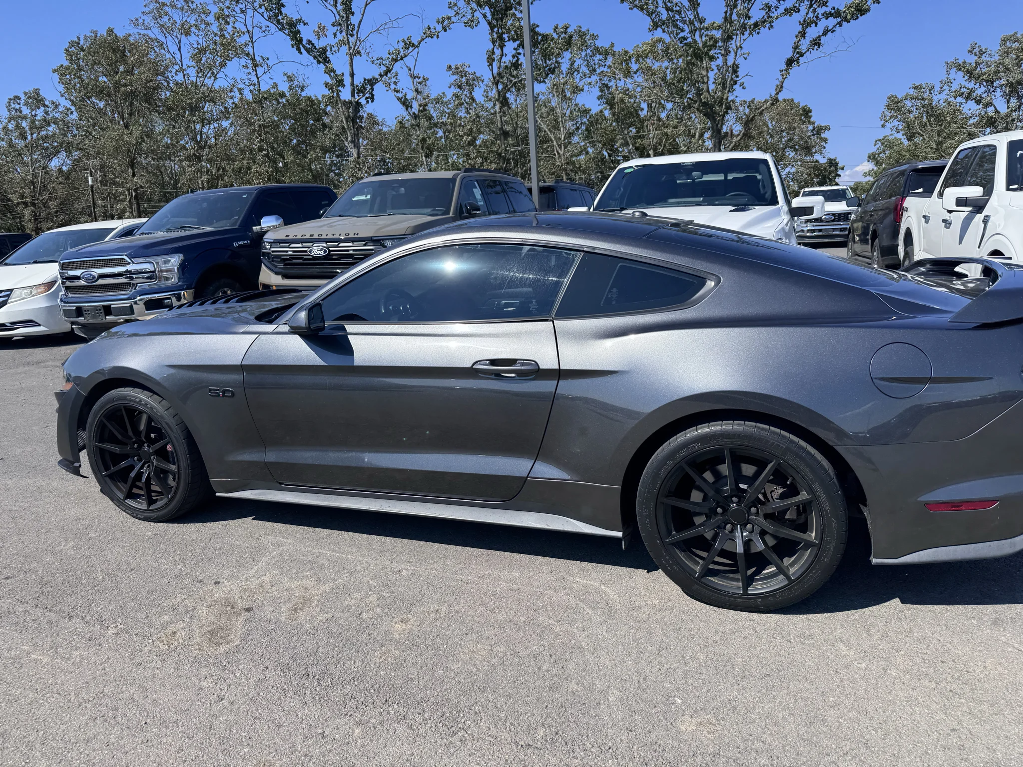 Used 2019 Magnetic Metallic Ford GT image 8