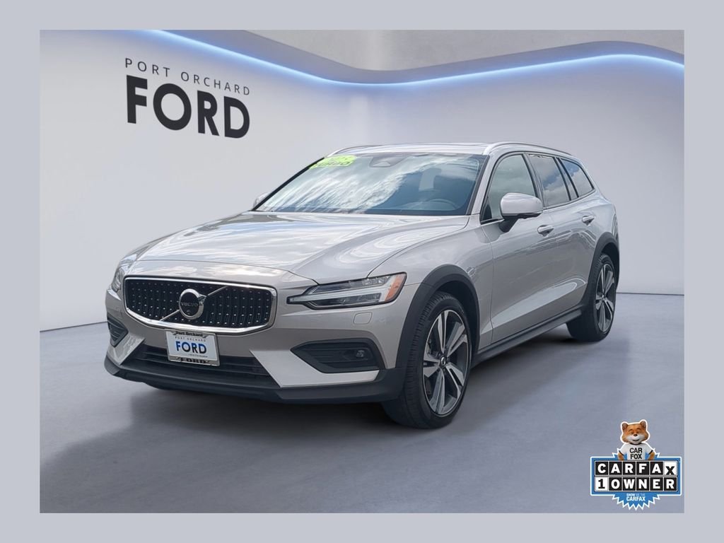 2025 Volvo V60 Cross Country B5 Plus AWD's photo