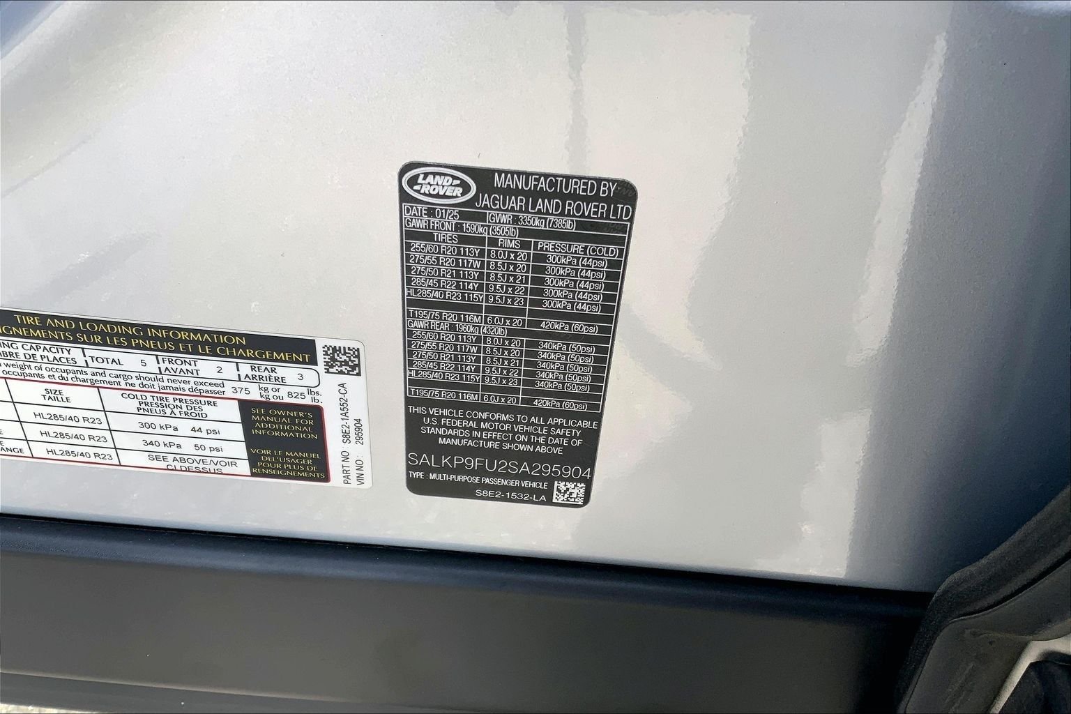 Certified Used 2025 Hakuba Silver Metallic Land Rover SE image 32