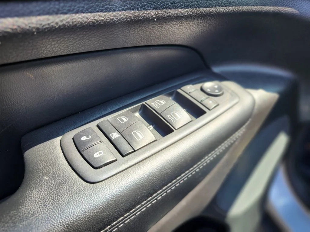 Used 2020 Silver Jeep Limited image 17