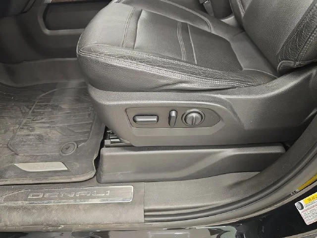 Used 2021 Onyx Black GMC Denali image 39