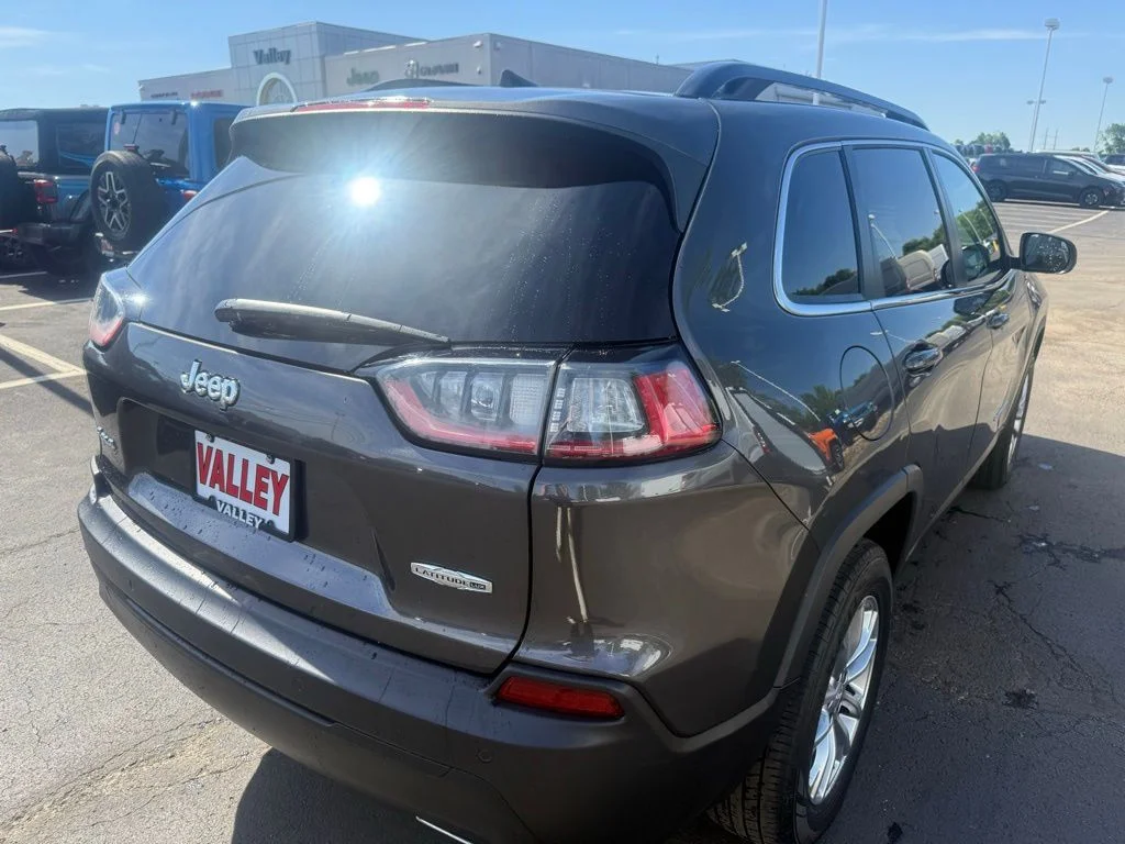 Used 2022 Gray Jeep Latitude Lux image 3