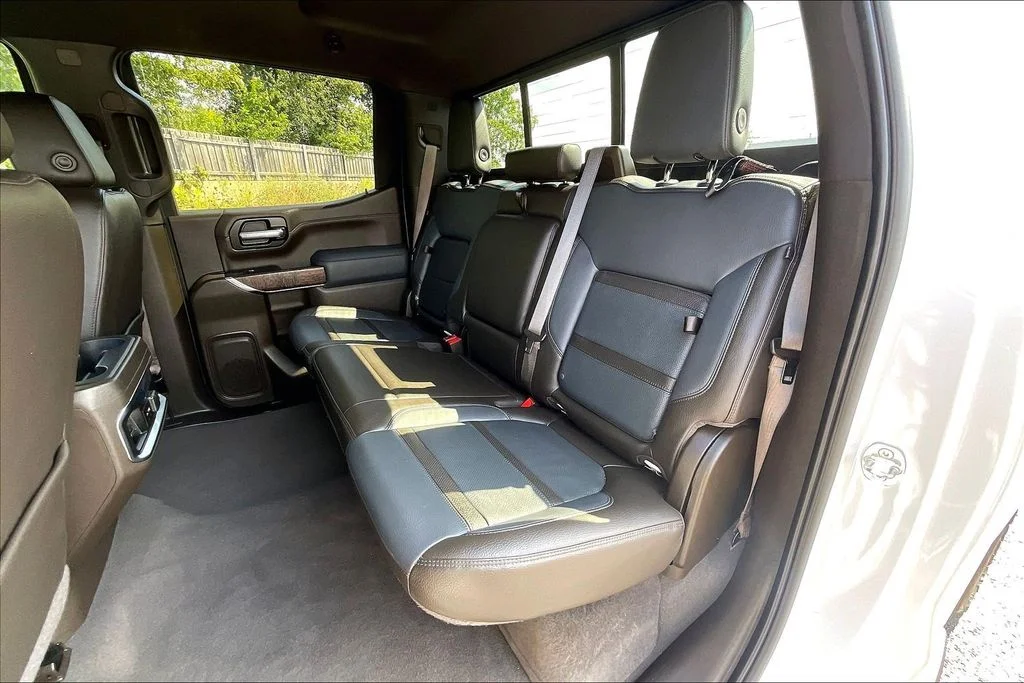Used 2022 White Frost Tricoat GMC Denali image 25