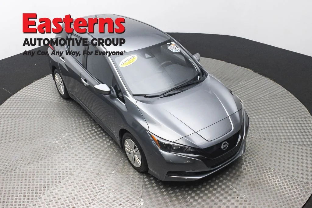 Used 2024 Gray Nissan S image 3