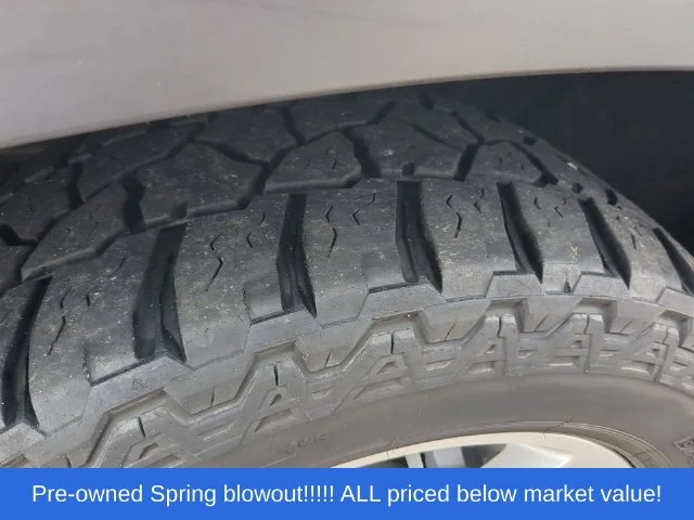 Used 2020  Land Rover SE image 19