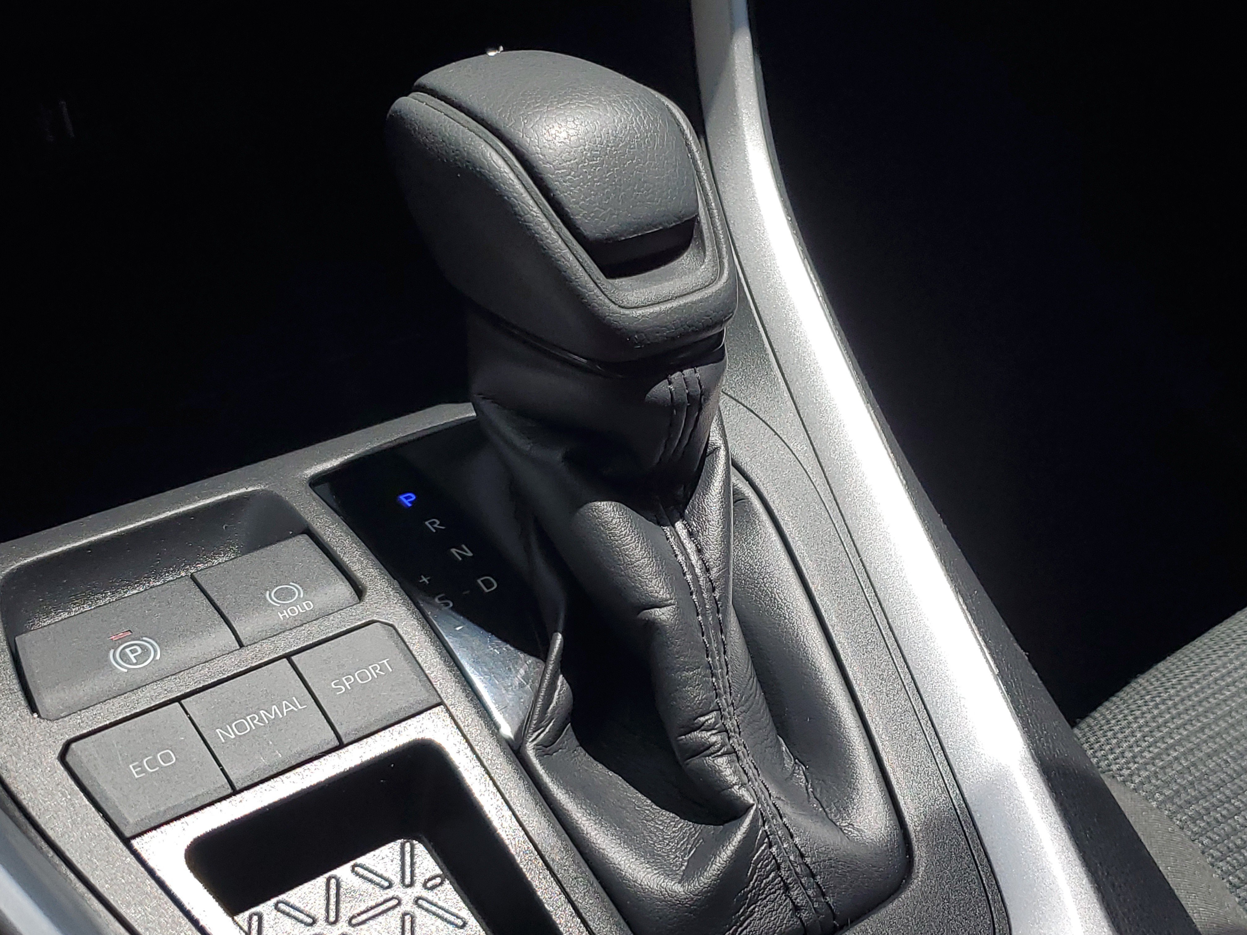 Used 2024 Ice Toyota LE image 32