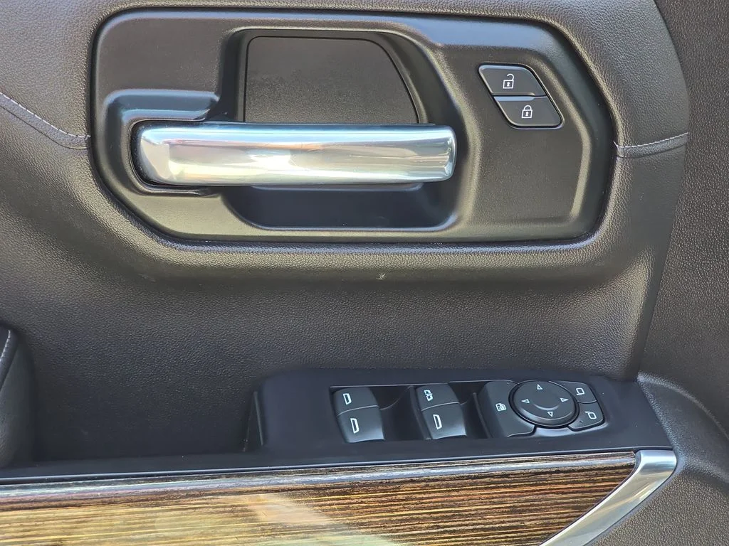 Used 2020 White GMC Elevation image 28