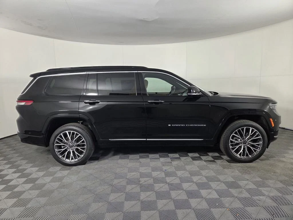 Used 2025 Diamond Black Crystal Pearlcoat Jeep Summit Reserve image 6